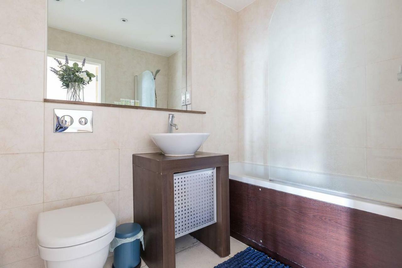 Modern 1 Bedroom Apartment In E1 With Great Views Londra Esterno foto
